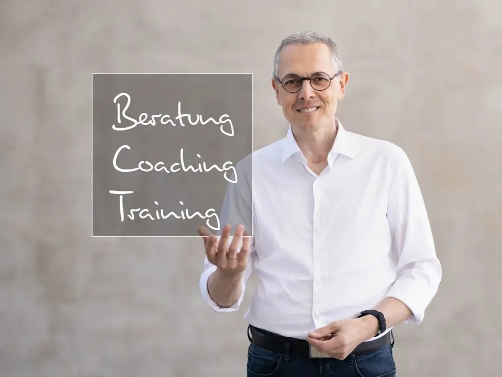 Bernd F. Rex mit Tafel: Beratung, Coaching, Training